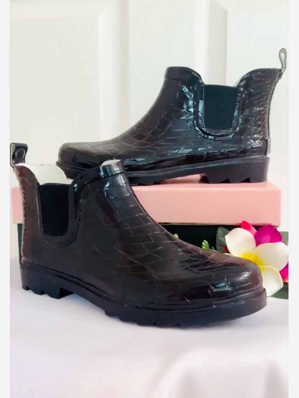 FOREVER YOUNG ~ Women’s black embossed all weather utility rain booties size 8